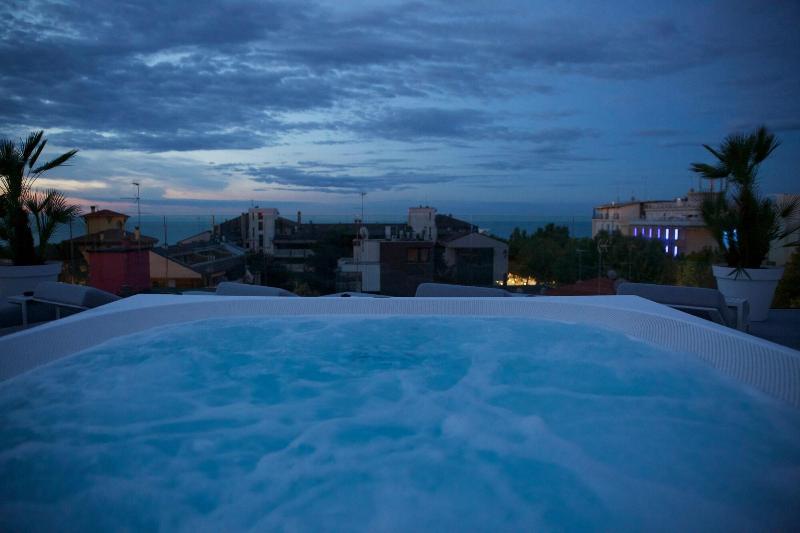 Monaco Suites Hotel Lignano Sabbiadoro Exterior photo
