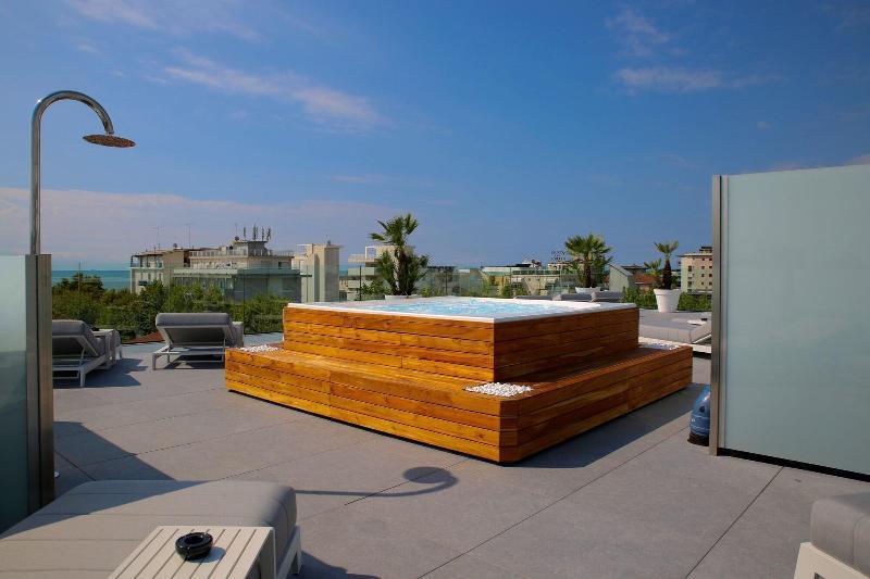 Monaco Suites Hotel Lignano Sabbiadoro Exterior photo