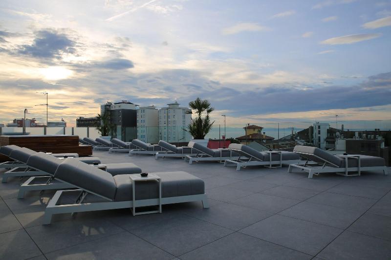 Monaco Suites Hotel Lignano Sabbiadoro Exterior photo
