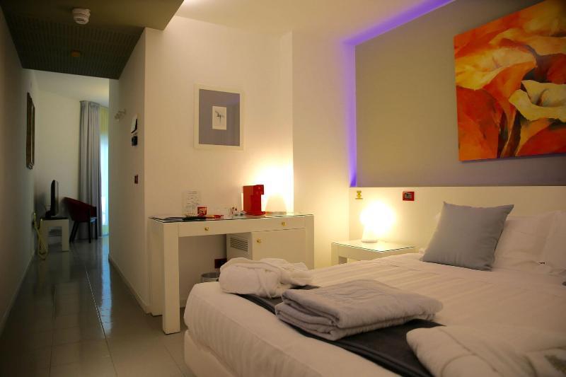 Monaco Suites Hotel Lignano Sabbiadoro Exterior photo