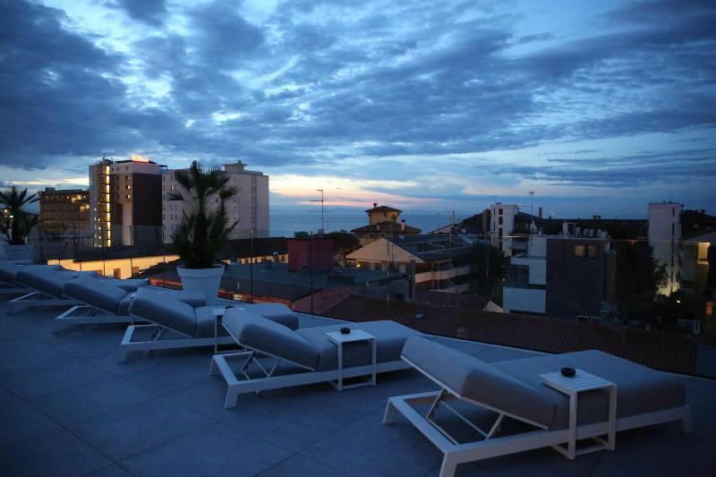 Monaco Suites Hotel Lignano Sabbiadoro Exterior photo