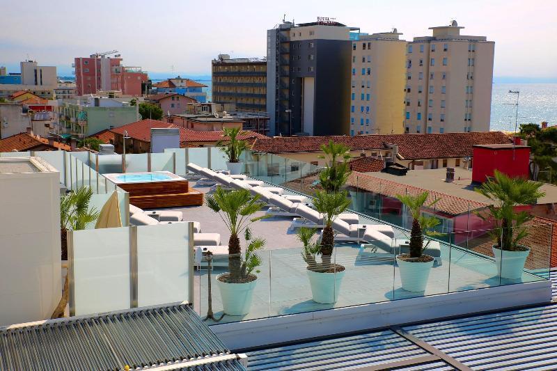 Monaco Suites Hotel Lignano Sabbiadoro Exterior photo