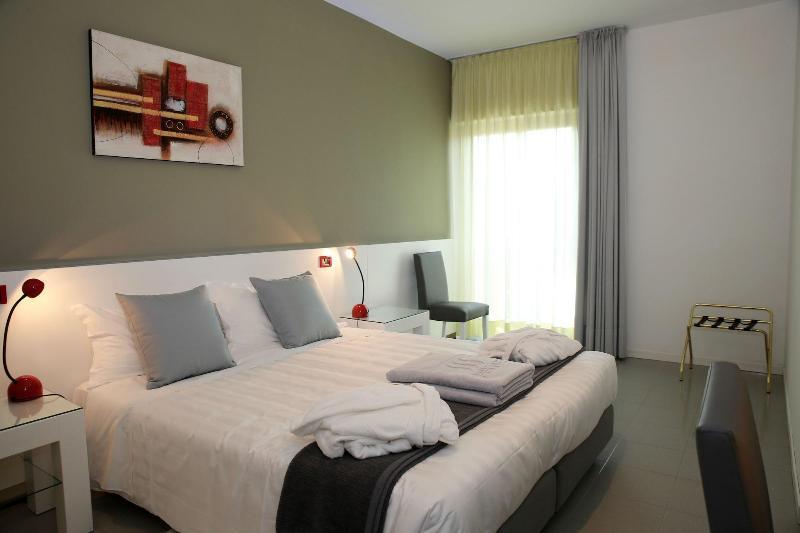 Monaco Suites Hotel Lignano Sabbiadoro Exterior photo