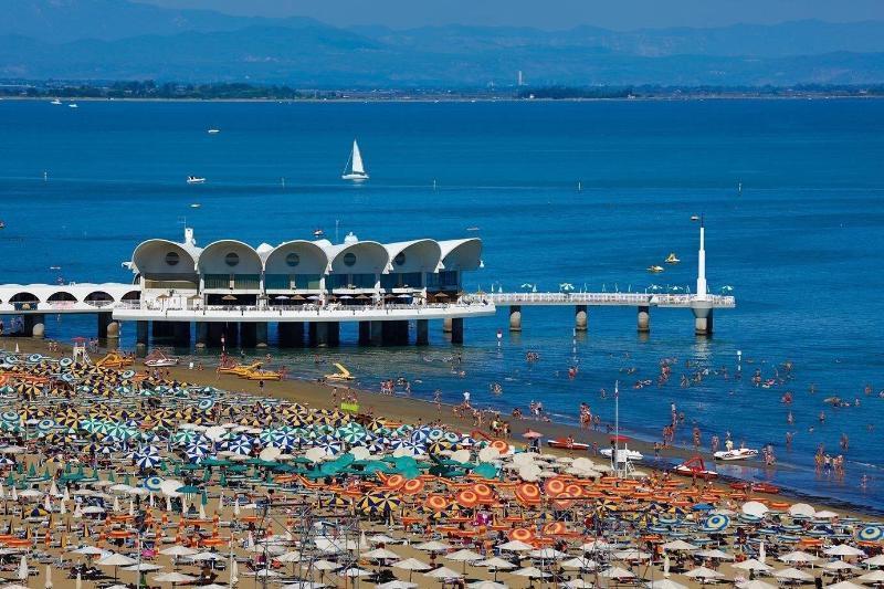 Monaco Suites Hotel Lignano Sabbiadoro Exterior photo
