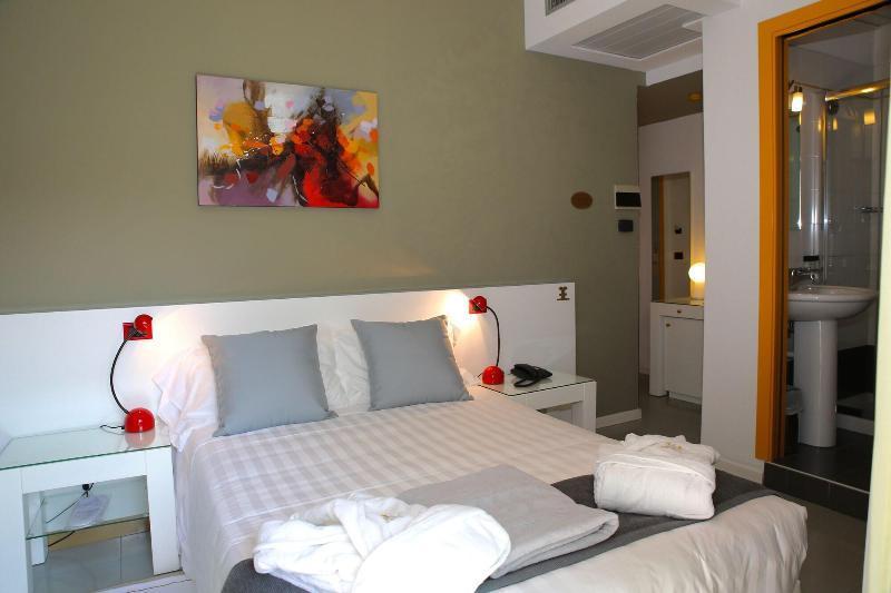 Monaco Suites Hotel Lignano Sabbiadoro Exterior photo