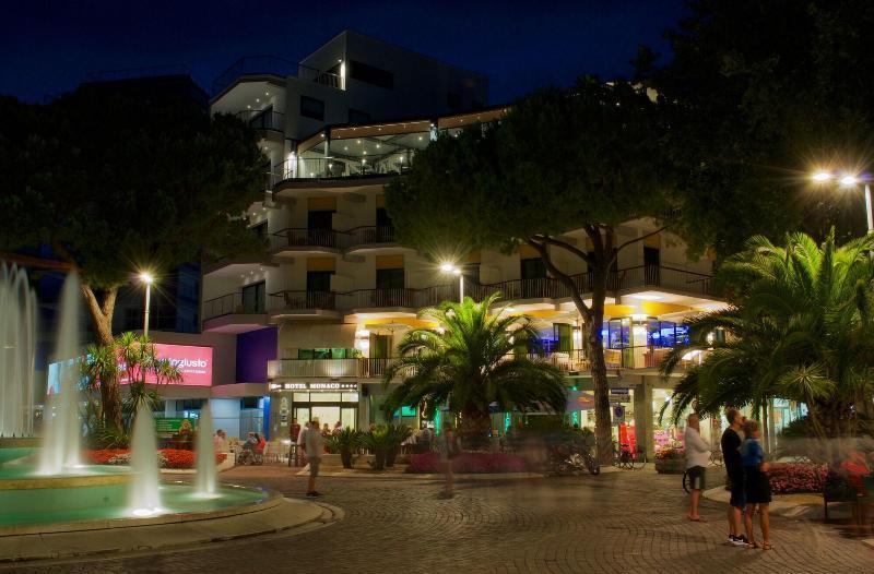 Monaco Suites Hotel Lignano Sabbiadoro Exterior photo