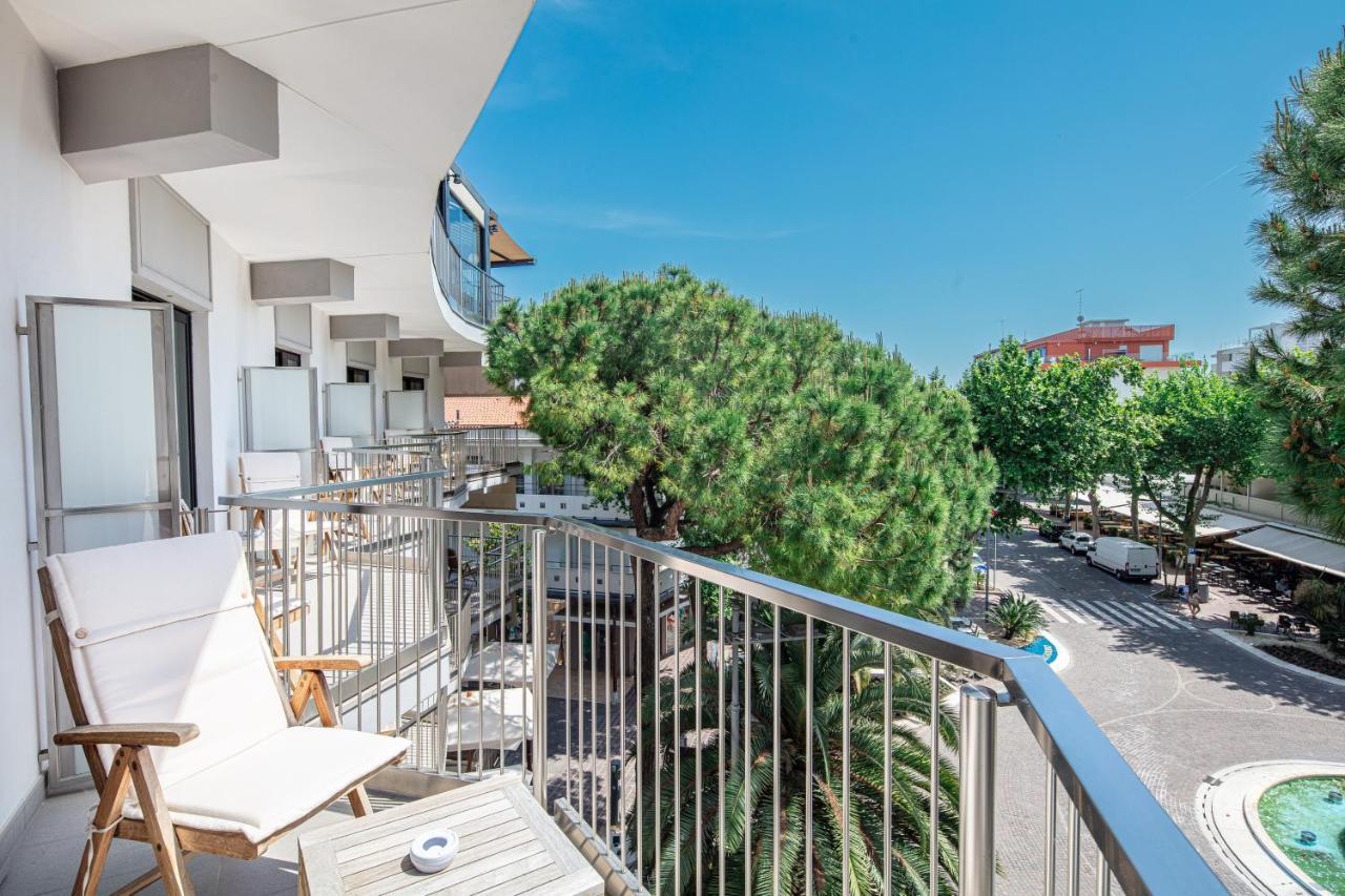 Monaco Suites Hotel Lignano Sabbiadoro Exterior photo