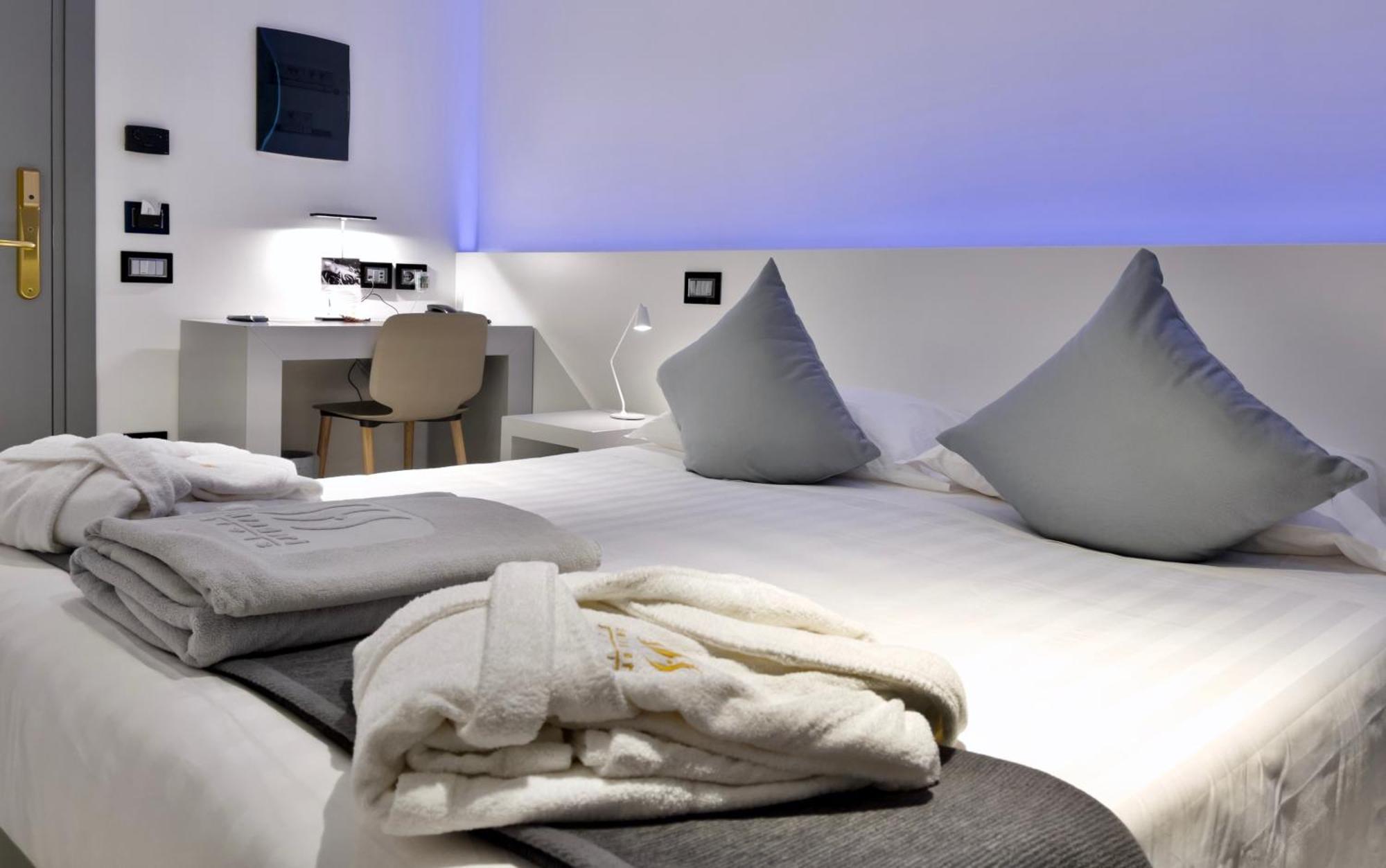 Monaco Suites Hotel Lignano Sabbiadoro Room photo